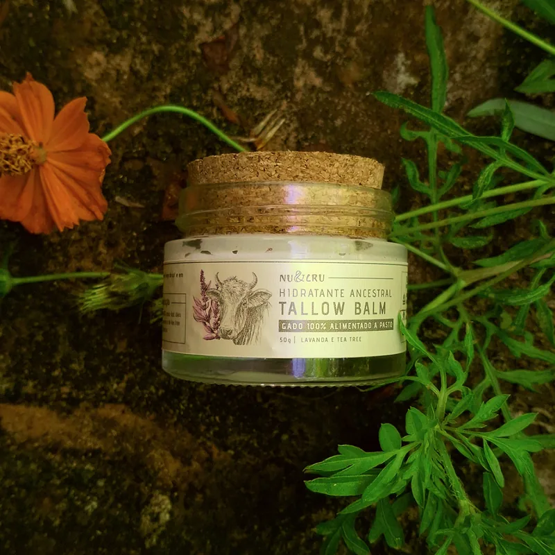 Pote de Tallow Balm Nu&Cru com tampa de cortiça entre flores